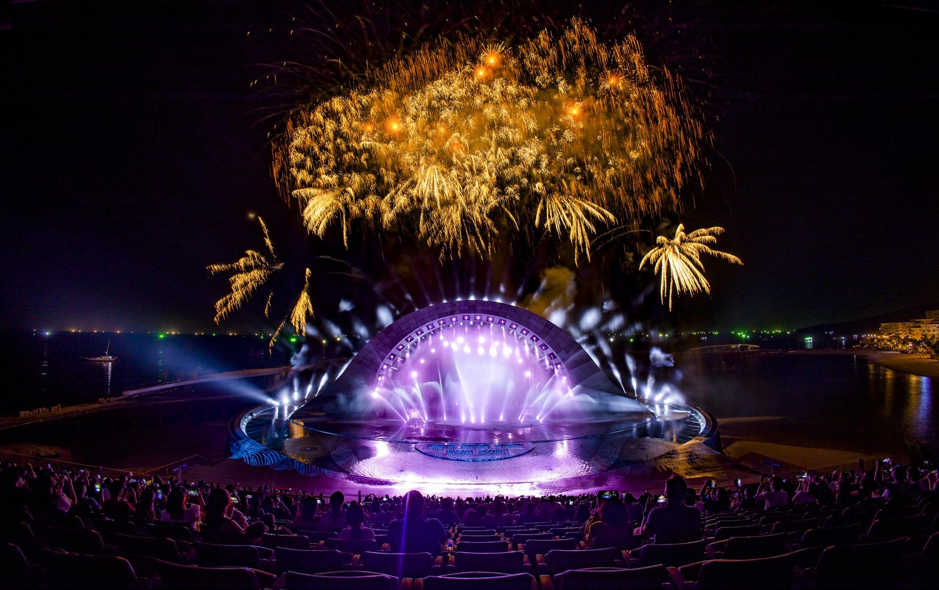 Các show diễn nghệ thuật tại Sunset Town thu hút hàng nghìn du khách mỗi tối.