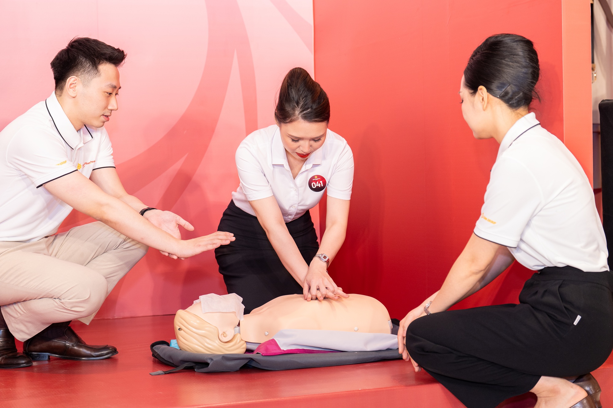 Chuyên gia hướng dẫn ứng viên thực hành kỹ năng sơ cứu và an toàn bay