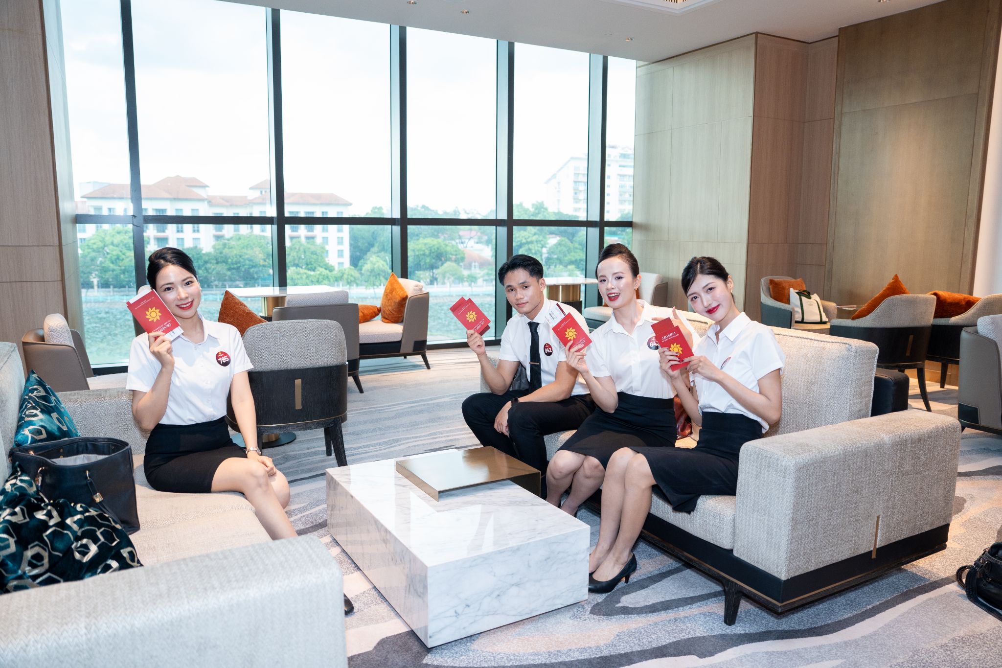 Ứng viên khoe tấm passport của chính mình trước vòng phỏng vấn