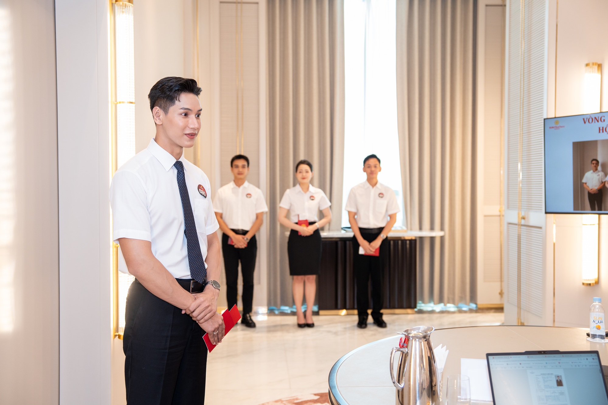 Mỗi nhóm 4 ứng viên qua vòng sơ loại sẽ tiếp tục vào vòng phỏng vấn hội đồng
