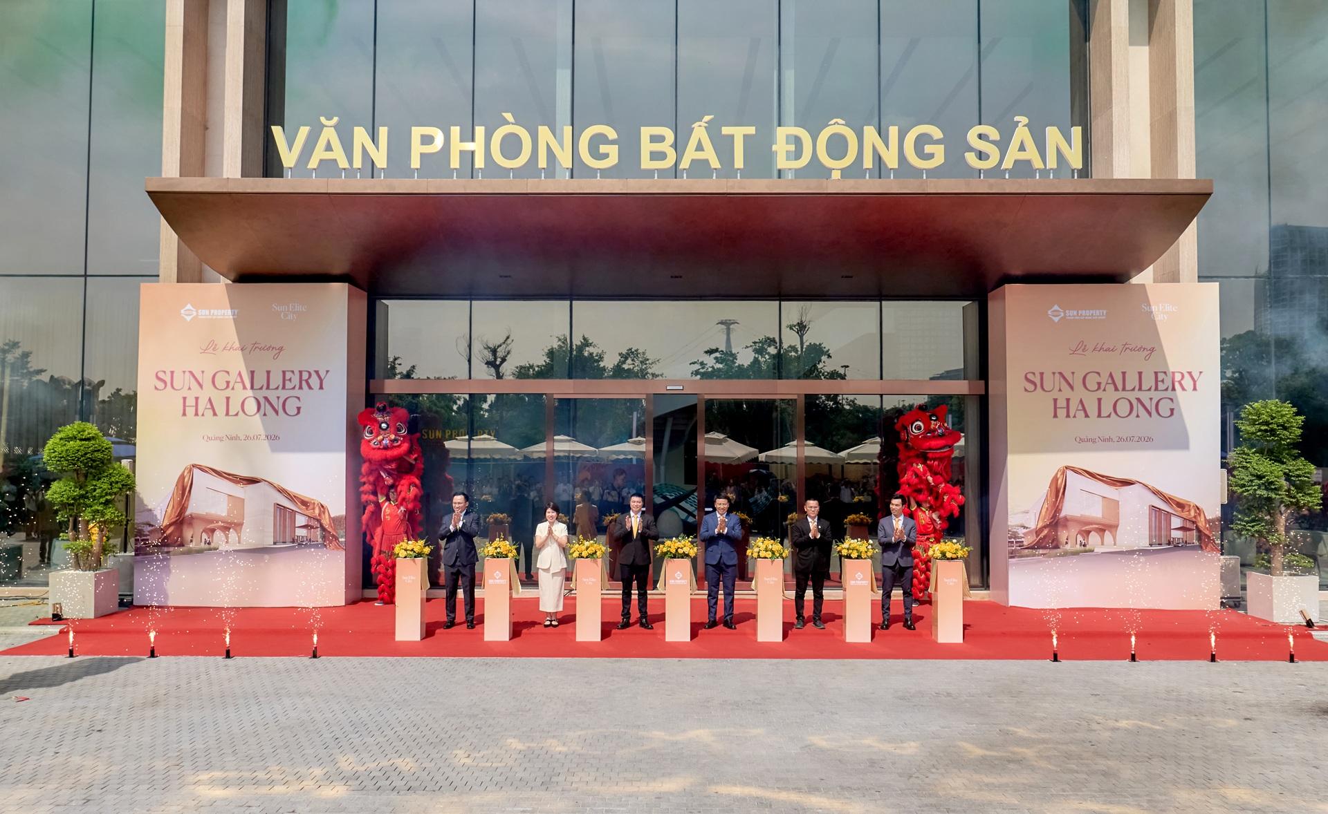 Các đại biểu cắt băng khánh thành Sun Gallery Ha Long. Ảnh: Ánh Dương.