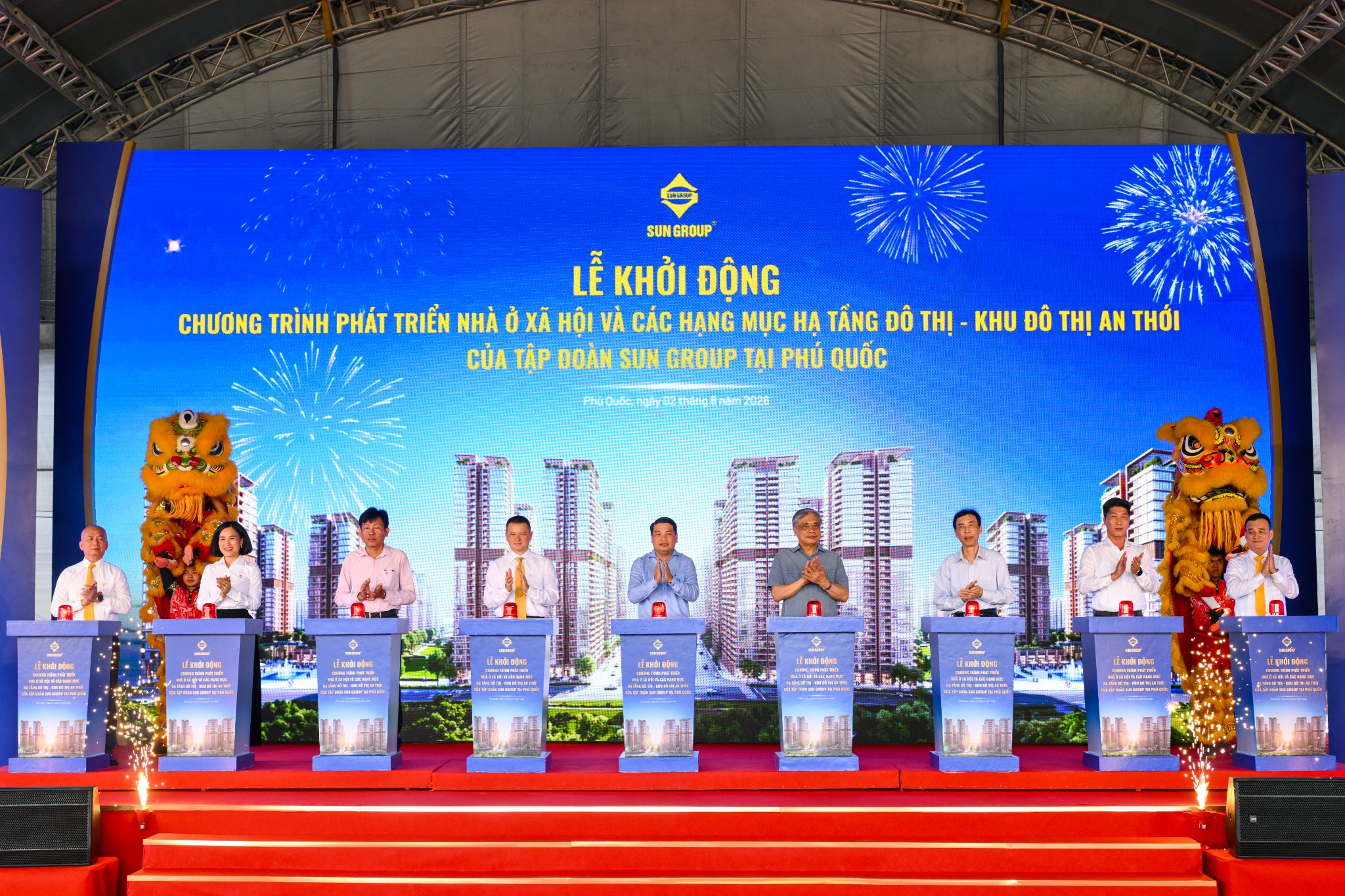 Các đại biểu thực hiện nghi thức khởi động dự án. Ảnh: Ánh Dương