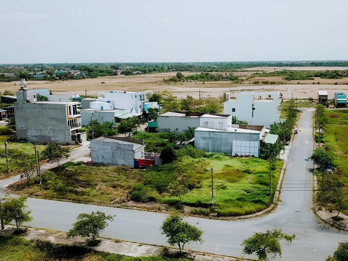 Thanh khoản đất dịch vụ phụ thuộc lớn vào hạ tầng và pháp lý khu vực. (Nguồn: Sưu tầm)