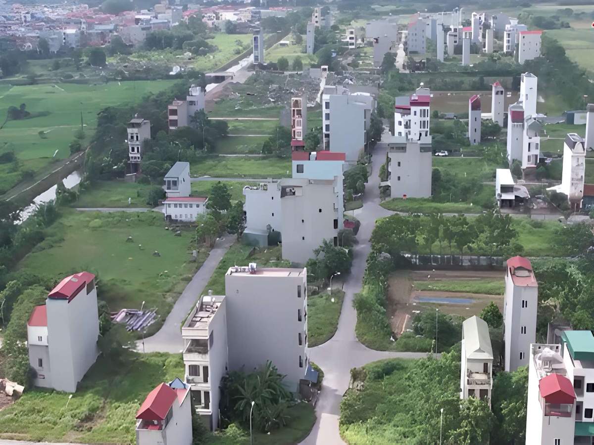 Kiểm tra pháp lý và quy hoạch trước khi mua đất dịch vụ để giảm rủi ro.