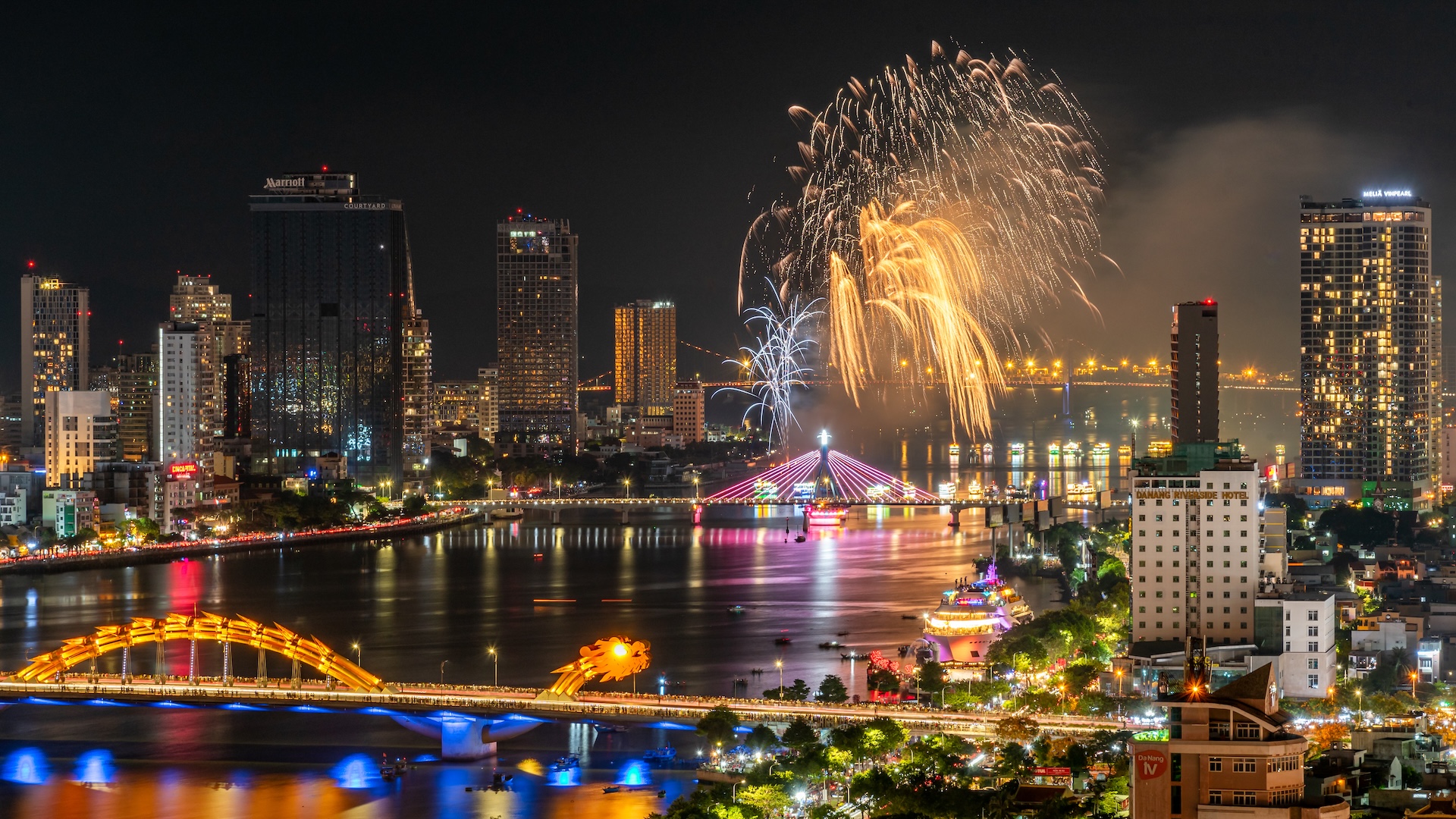 Khả năng ngắm pháo hoa là lợi thế giúp tối ưu hóa tiềm năng cho thuê lưu trú của căn hộ penthouse. Ảnh: Ánh Dương.