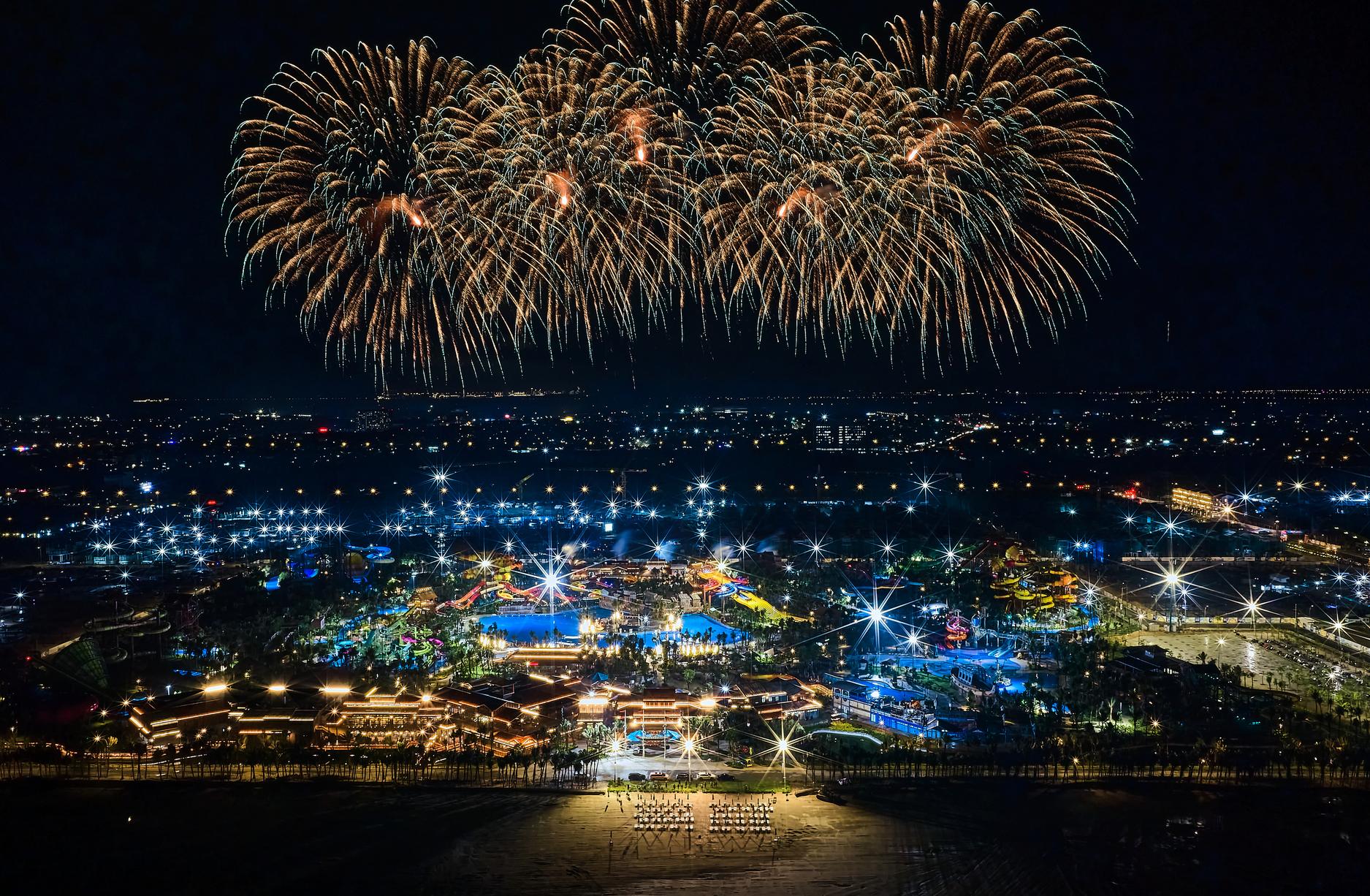 Pháo hoa rực sáng bầu trời đêm tại Sun World Vung Tau thuộc Blanca City. Ảnh: Nguyễn Đạt