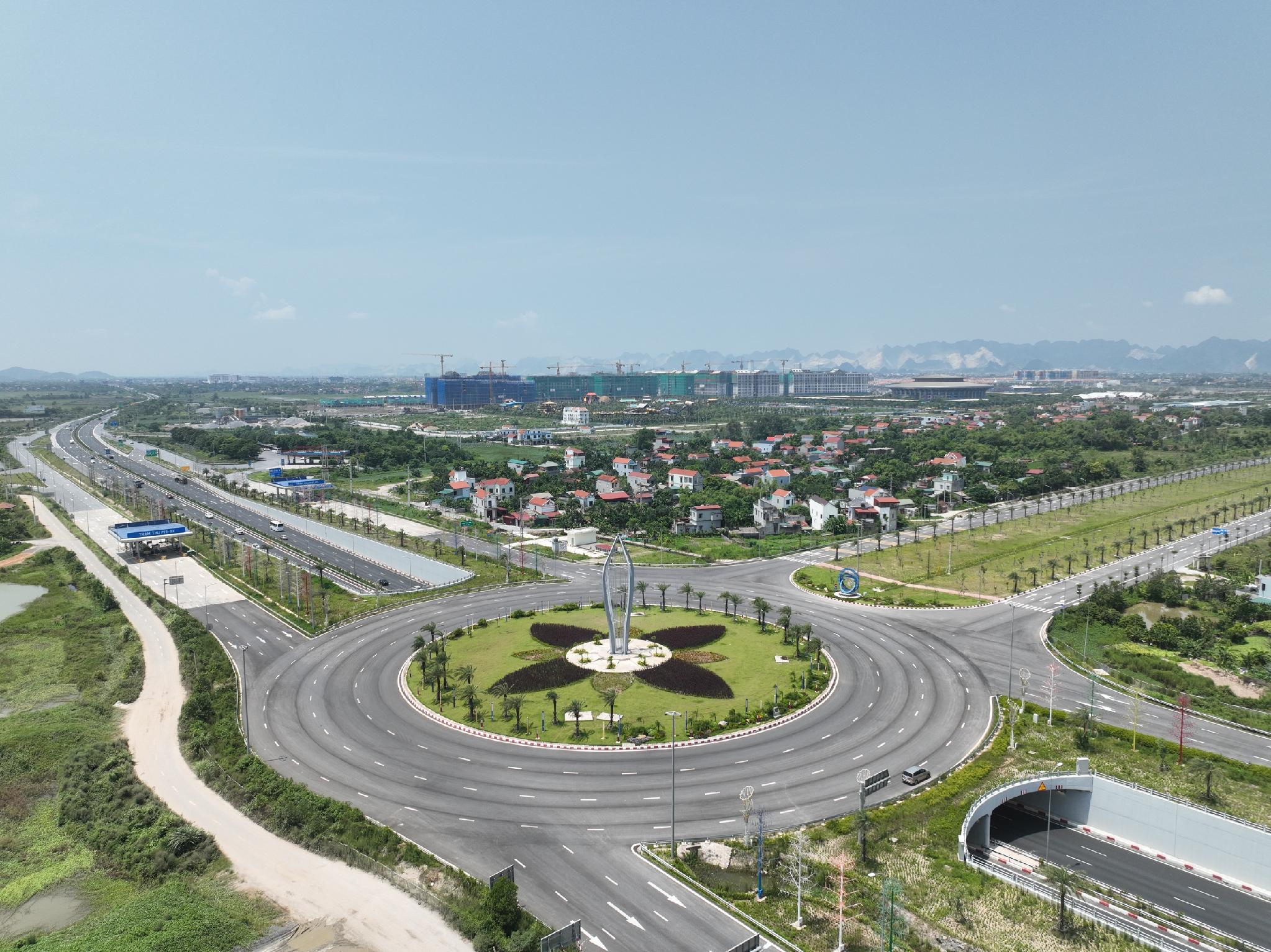 Các phương tiện giao thông di chuyển trên nút giao Phú Thứ. Ảnh: Ánh Dương