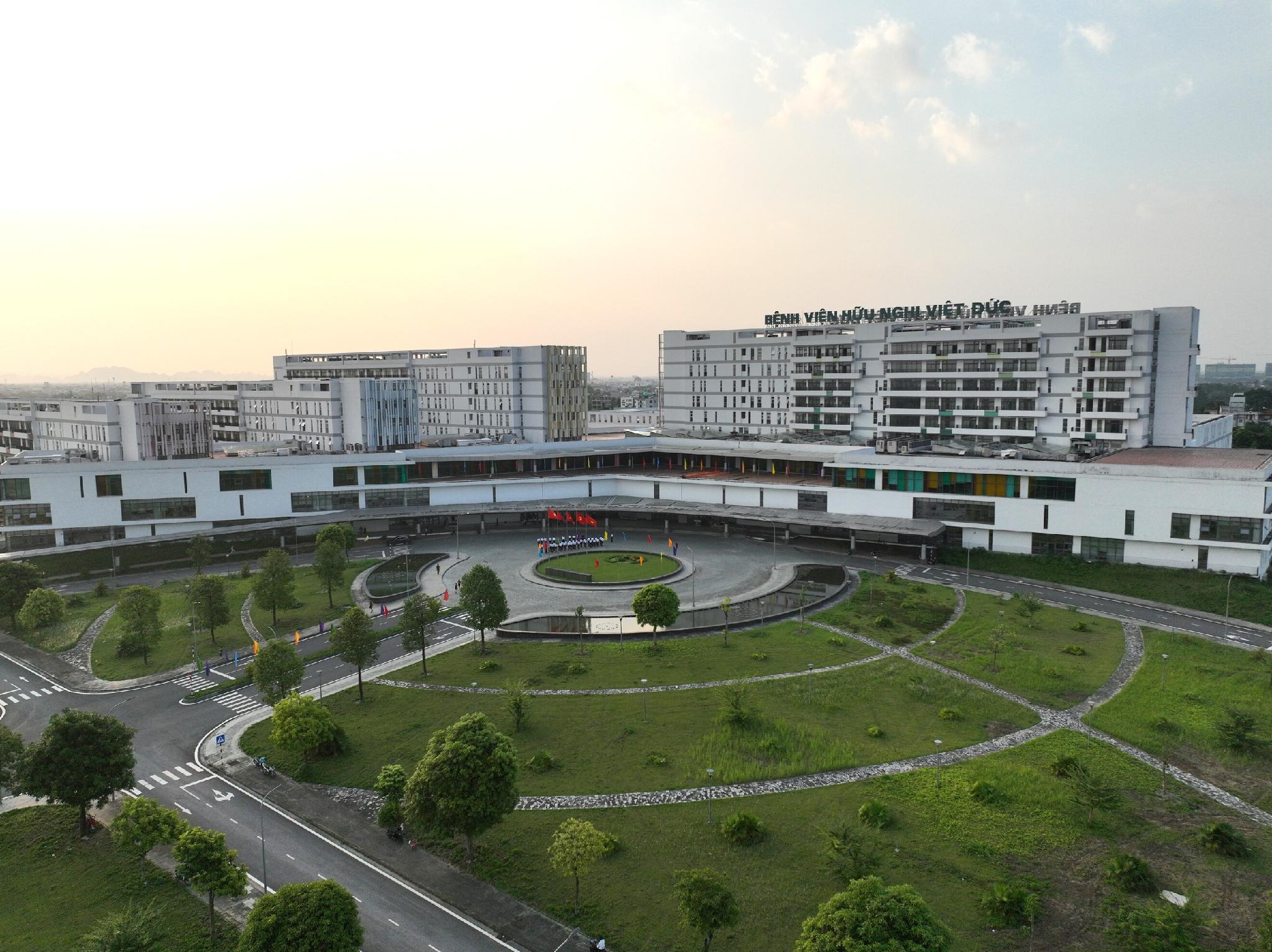 Bệnh viện Hữu nghị Việt Đức cơ sở Ninh Bình kế cận đô thị Sun Urban City. Ảnh: Ánh Dương