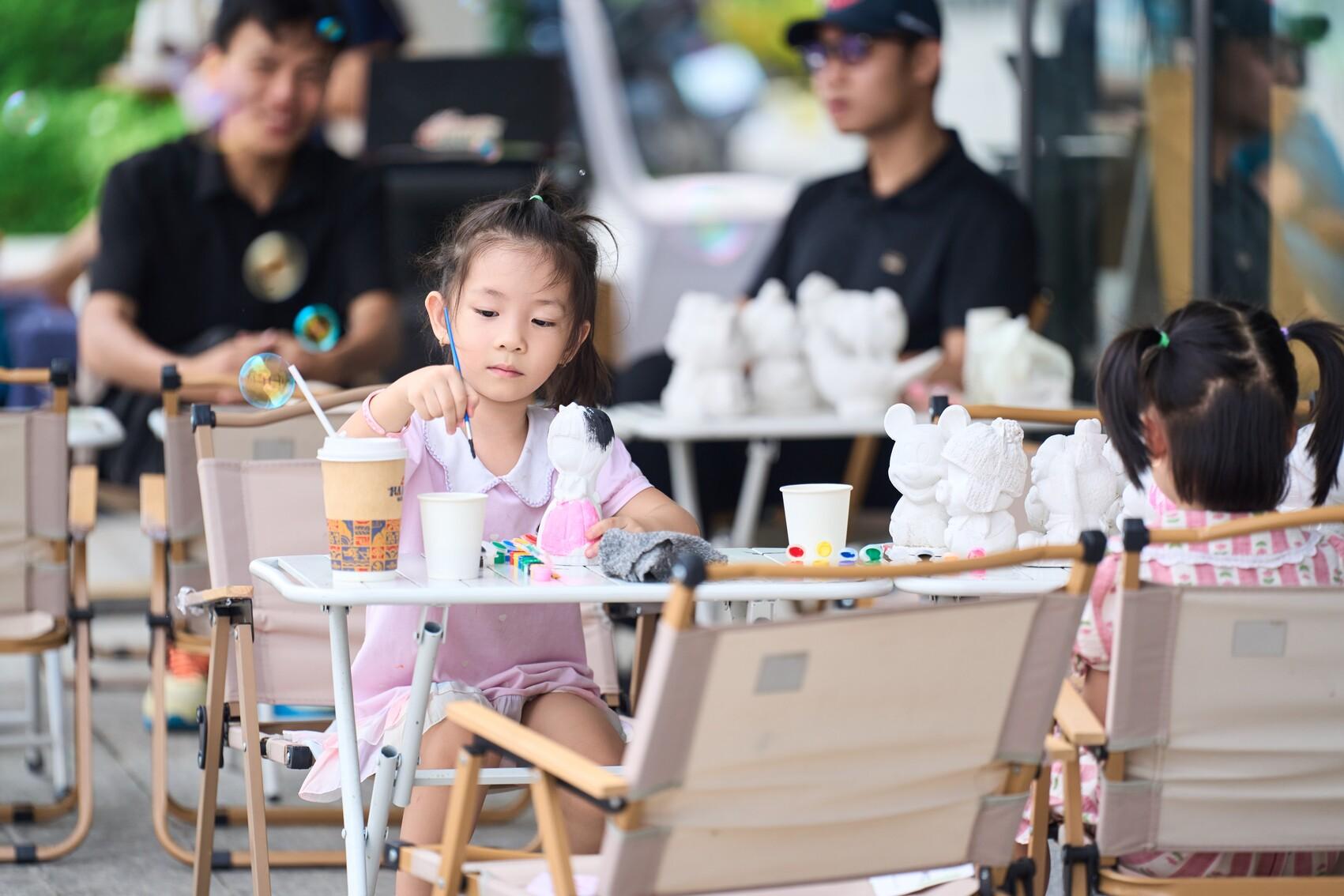 Cư dân và du khách thích thú tham gia hoạt động trải nghiệm tổ chức tại Sun Urban City. Ảnh: Ánh Dương