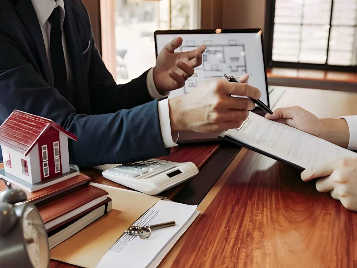 Chỉ thanh toán đủ khi công chứng và sang tên hoàn tất theo quy định. (Nguồn: Sưu tầm)