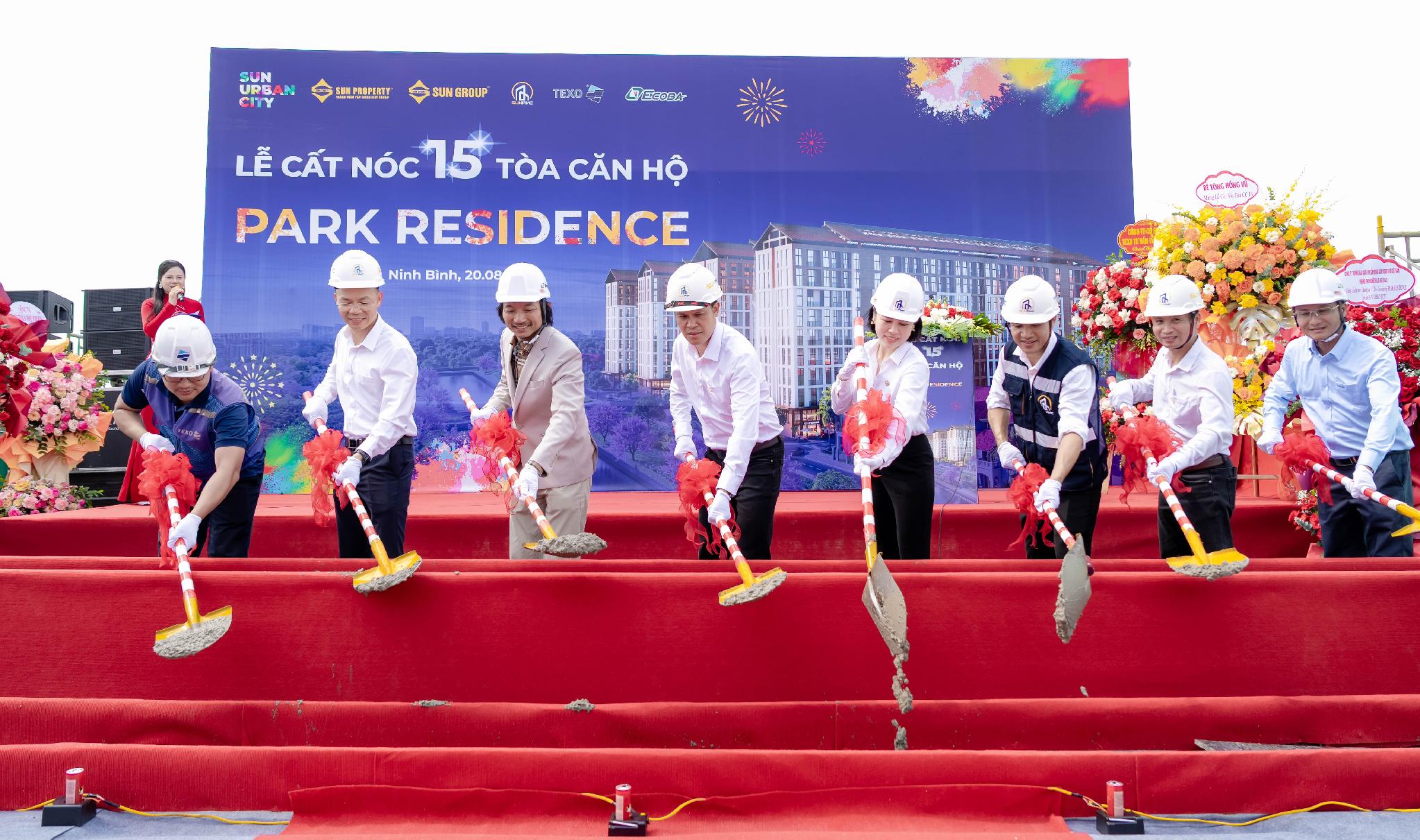 Lễ cất nóc 15 tòa căn hộ Park Residence thuộc khu đô thị Sun Urban City. Ảnh: Ánh Dương