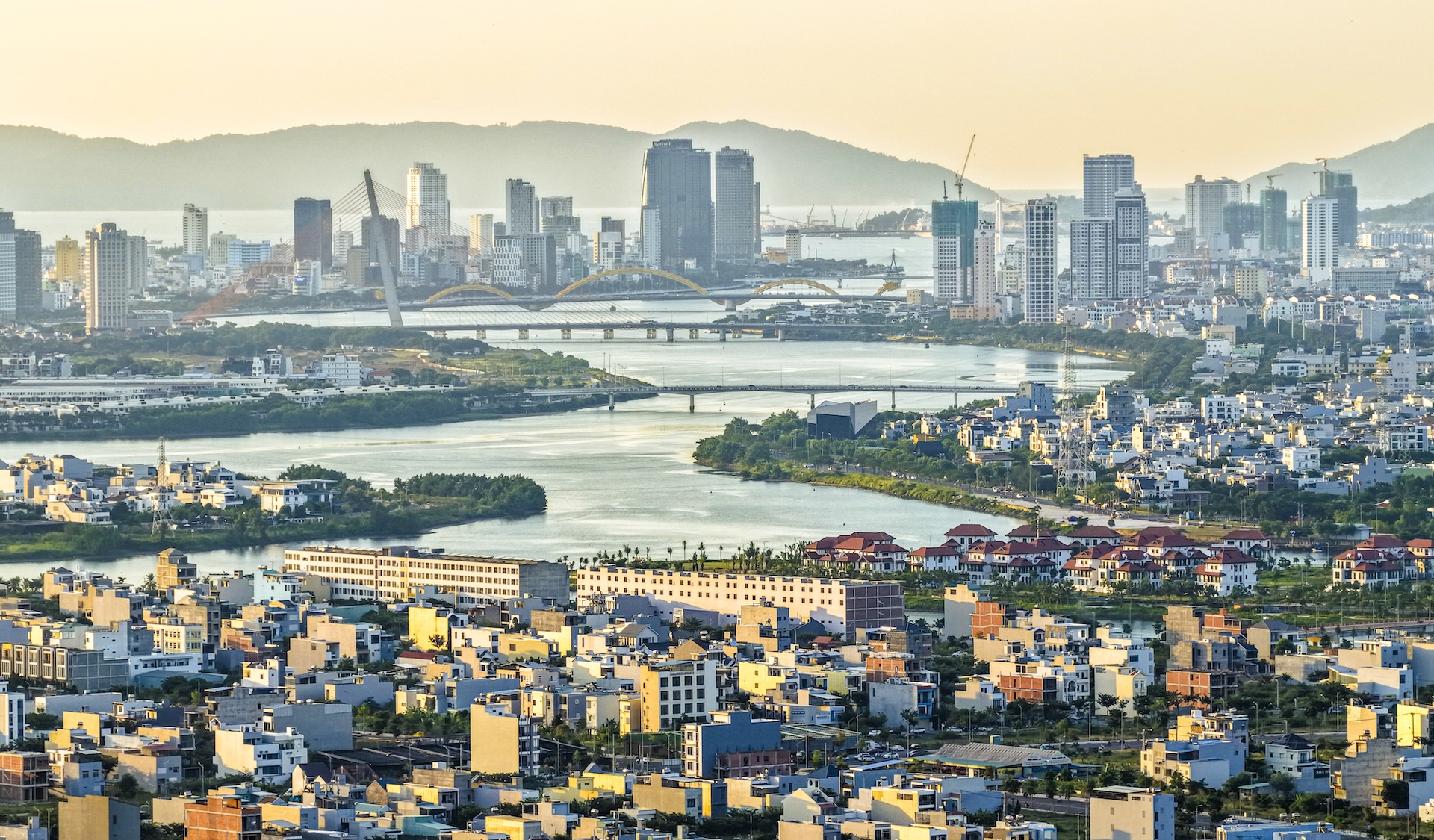 Trở thành tọa độ phát triển chiến lược của thành phố, Nam trung tâm Đà Nẵng đang đón làn sóng dịch chuyển cư dân mạnh mẽ. Ảnh: Ánh Dương.