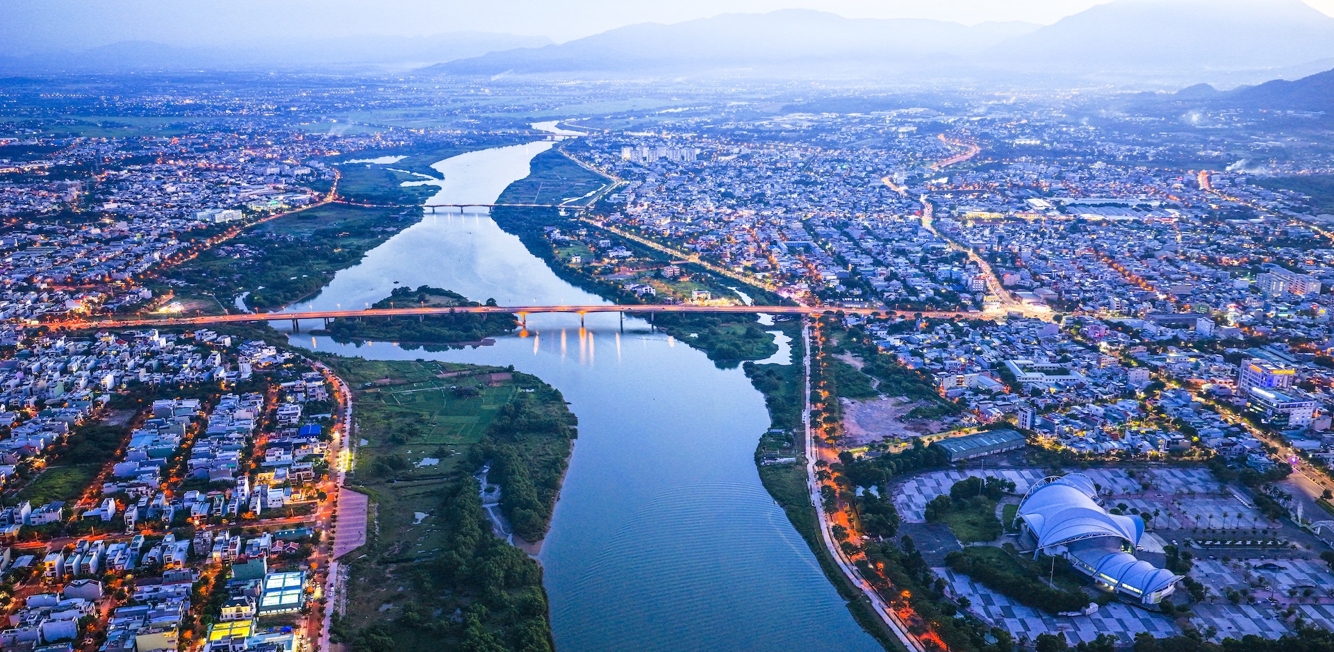 Khu vực phía Nam trung tâm sở hữu khả năng kết nối giao thông vô cùng thuận tiện, chỉ cách vùng lõi một nhịp cầu. Ảnh: Ánh Dương.