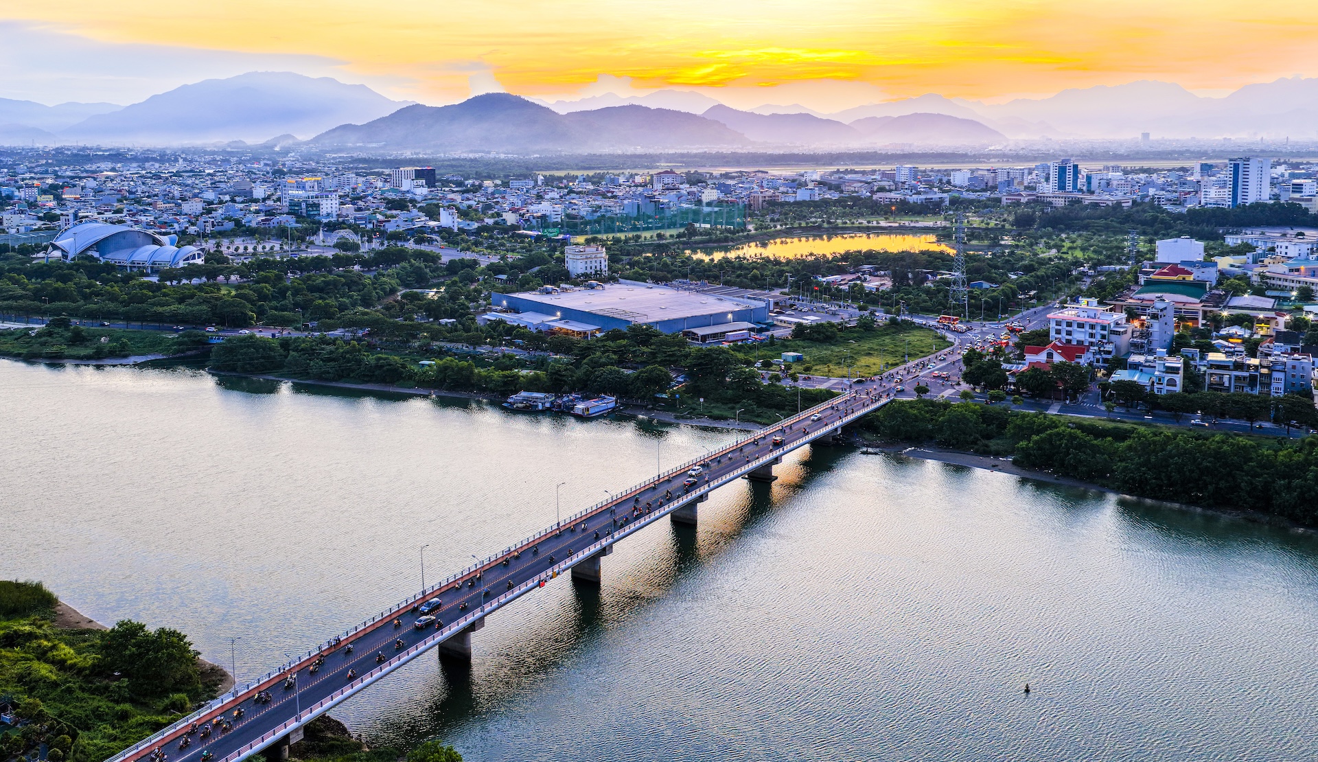 Mạng lưới hạ tầng giao thông đồng bộ giúp rút ngắn khoảng cách từ khu Nam về vùng lõi trung tâm. Ảnh: Ánh Dương.