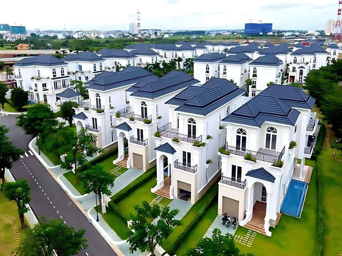 Người mua nhà tính toán các nguồn vốn để chuẩn bị tài chính.