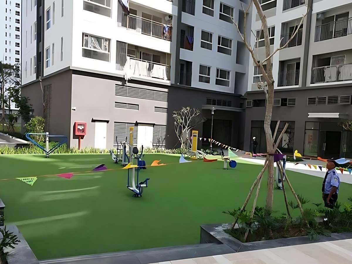 Người mua cần so sánh chi phí và tiện ích giữa nhà phố với căn hộ chung cư.