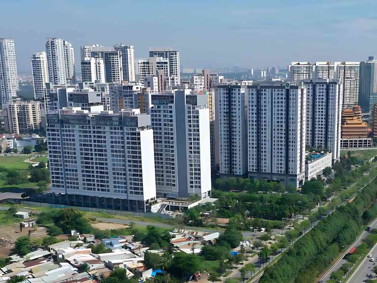 Bất động sản đóng vai trò là tài sản xương sống giúp bảo vệ giá trị lâu dài.