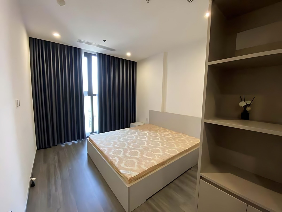 Hệ thống kính hai lớp và rèm giúp ổn định nhiệt độ trong phòng