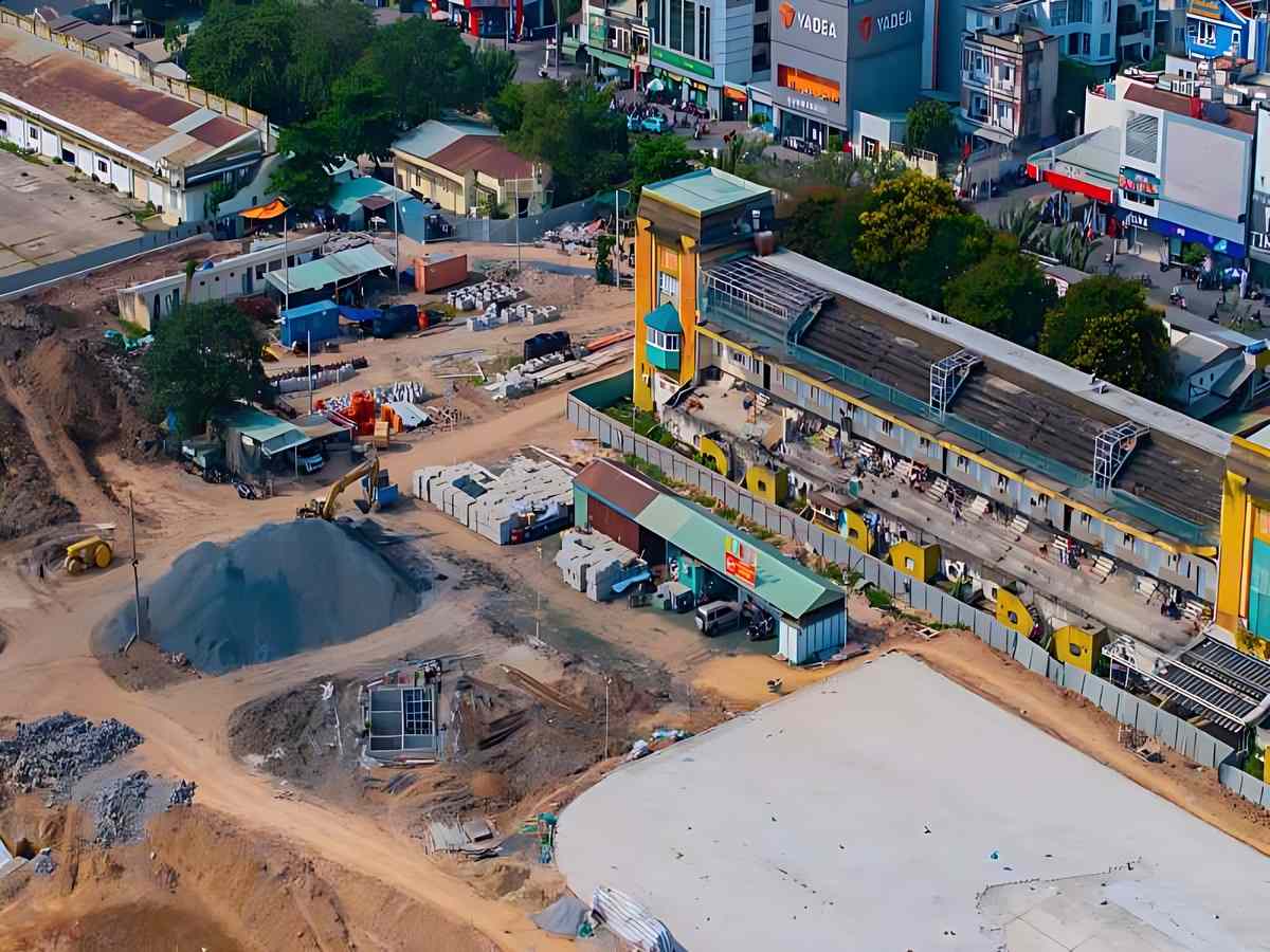 Hệ thống hạ tầng giao thông và tiện ích xung quanh khu vực nhà ở đang phát triển đồng bộ.