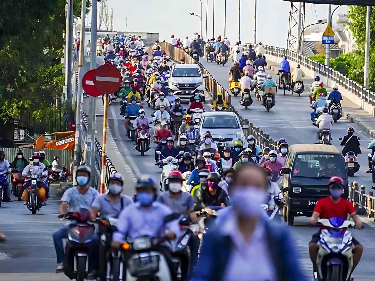 Xe cộ đông đúc gây áp lực lên hạ tầng giao thông khu vực.