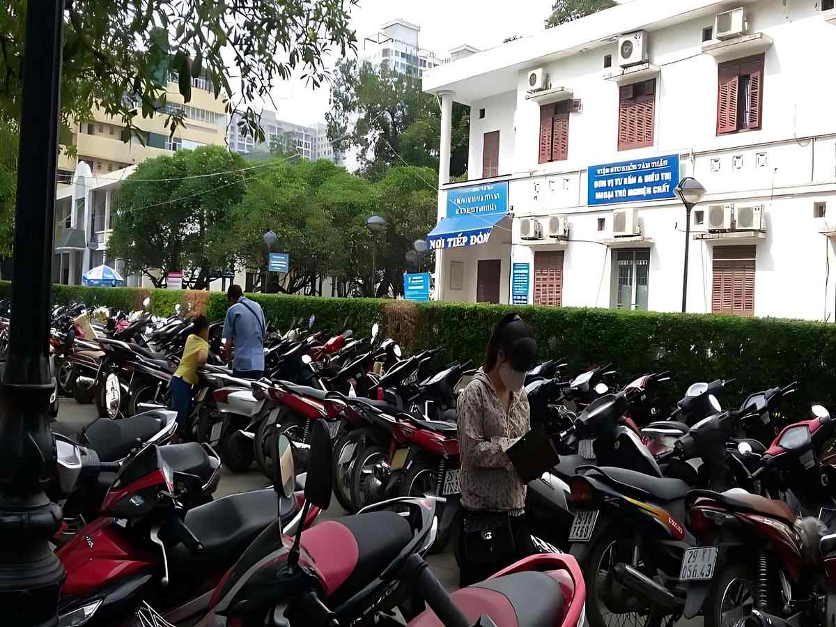 Cảnh ùn tắc giao thông thường xuyên xảy ra tại khu vực bệnh viện