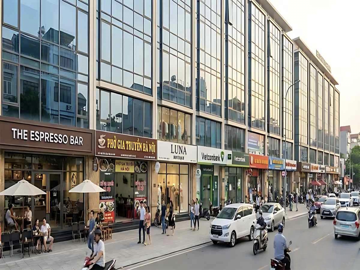 Bất động sản mặt tiền đường lớn có giá trị khai thác thương mại cao.
