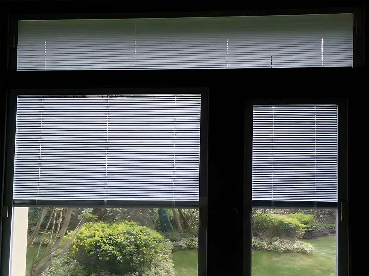 Kiểm tra kỹ tường ngoài và ron cửa kính để đảm bảo chống thấm.