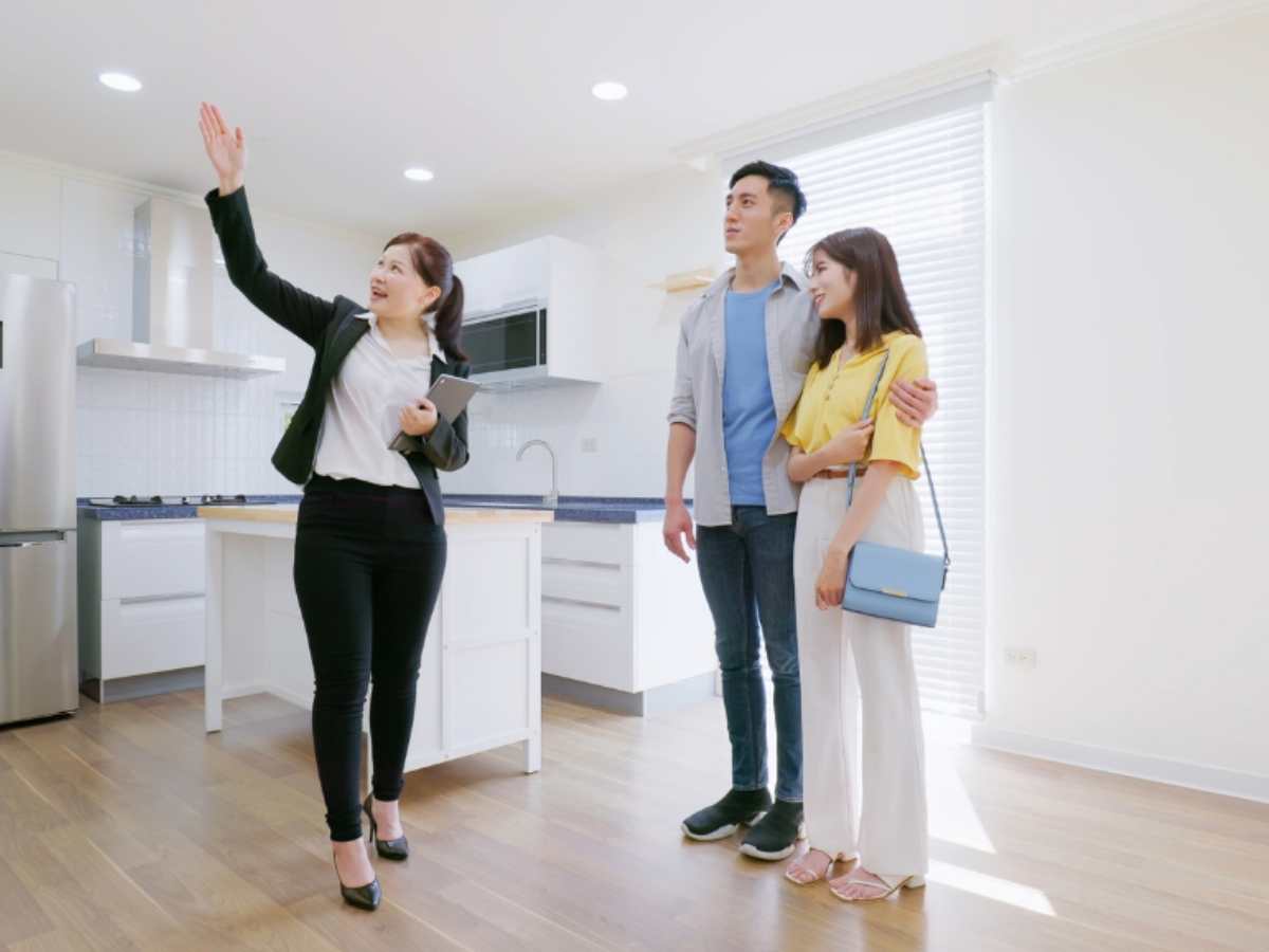 Môi giới cung cấp thông tin pháp lý minh bạch cho khách hàng xem.