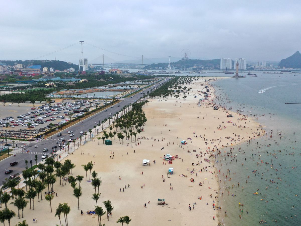 Bãi Cháy nằm ở trung tâm Hạ Long, Quảng Ninh, ven vịnh Hạ Long