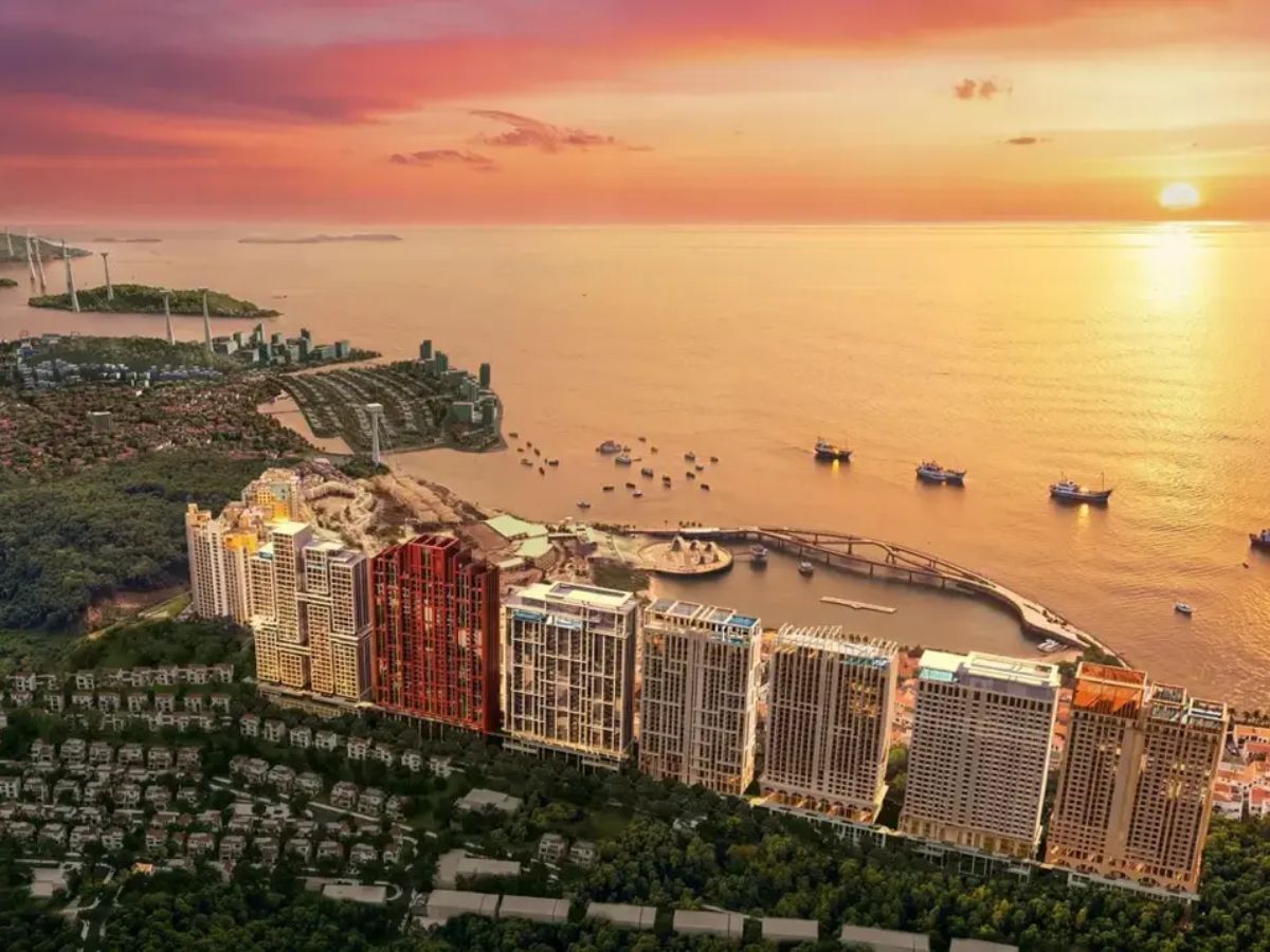 The Sunset sở hữu vị trí trung tâm Sunset Town, thuận lợi đón dòng khách MICE và khách du lịch quốc tế.