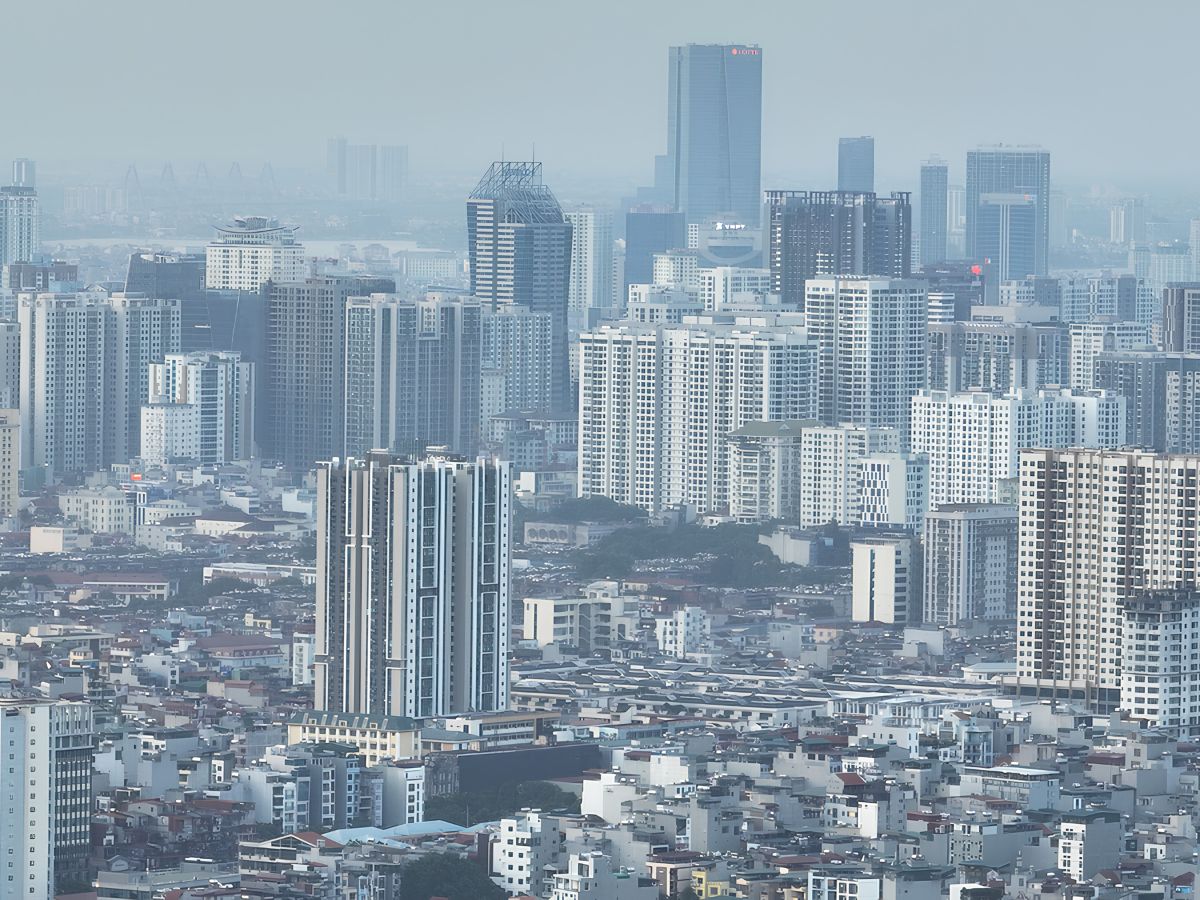 Giá nhà tăng cao cùng mật độ dân cư dày đặc đang thúc đẩy xu hướng giãn dân Hà Nội.