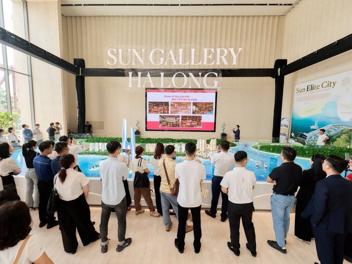 Khách tham quan trực tiếp quan sát đại sa bàn tại Sun Gallery Hạ Long