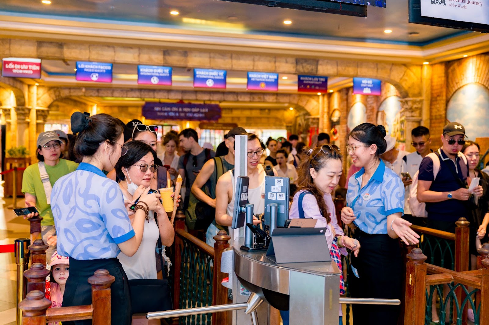 Nhà ga Sun World Hon Thom nhộn nhịp khách quốc tế ngày đầu năm.