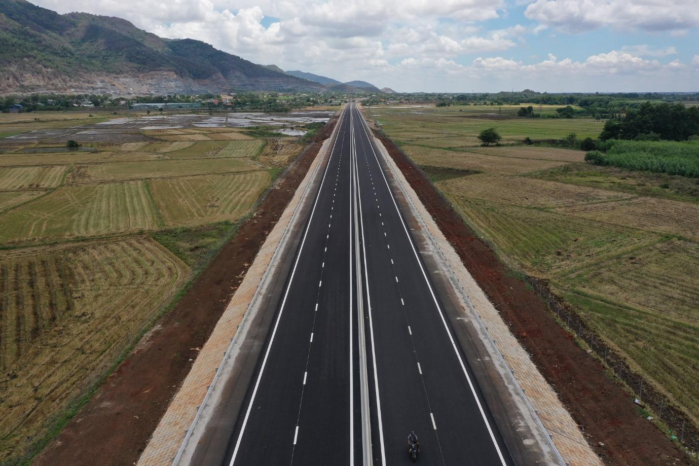 Cao tốc Biên Hòa – Vũng Tàu đang đẩy nhanh tiến độ thi công. Ảnh: Ánh Dương