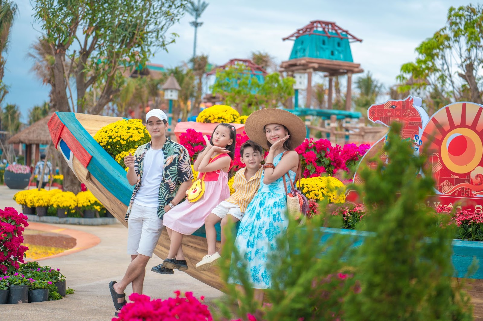 Không gian check-in rực rỡ sắc hoa trong dịp Tết Bính Ngọ.