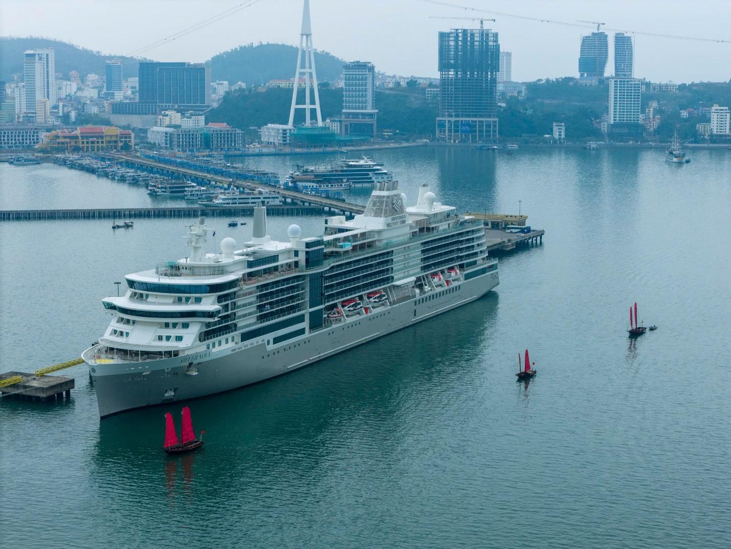 Không gian cảng tàu khách quốc tế Hạ Long trở nên lãng mạn với những cánh buồm đỏ thắm và không gian âm nhạc trữ tình