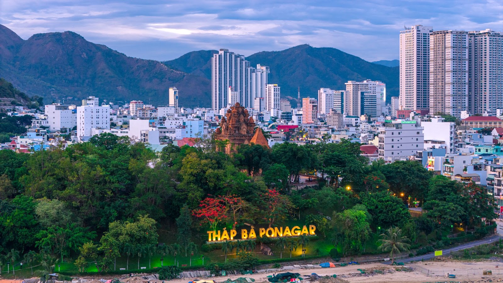 Di tích quốc gia đặc biệt Tháp Bà Ponagar đón hàng nghìn lượt khách mỗi ngày.