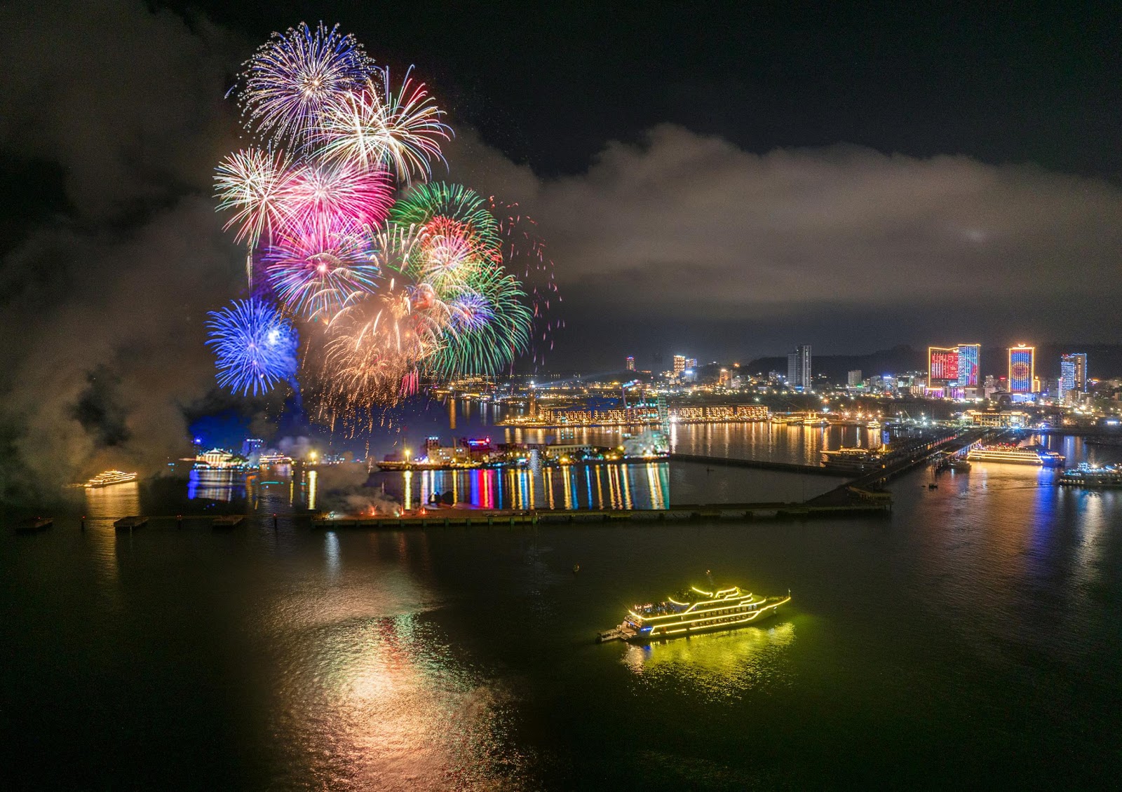 “Bữa tiệc” pháo hoa diễn ra hàng tuần thu hút du khách đổ về Quảng trường Sun Carnival, Bãi Cháy.