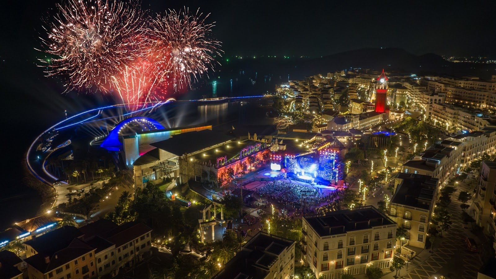 Sự sôi động của Thị trấn Hoàng Hôn, Nam đảo Phú Quốc về đêm.