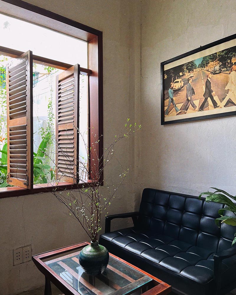 Một góc nhỏ tại quán gợi nhớ về cách trang trí phòng khách của Việt Nam xưa