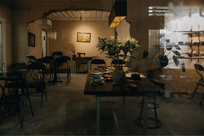 Không gian bên trong nhà của Hẻm Coffee yên tĩnh, thích hợp với cặp đôi hẹn hò hoặc người muốn tập trung thưởng thức cà phê ngon