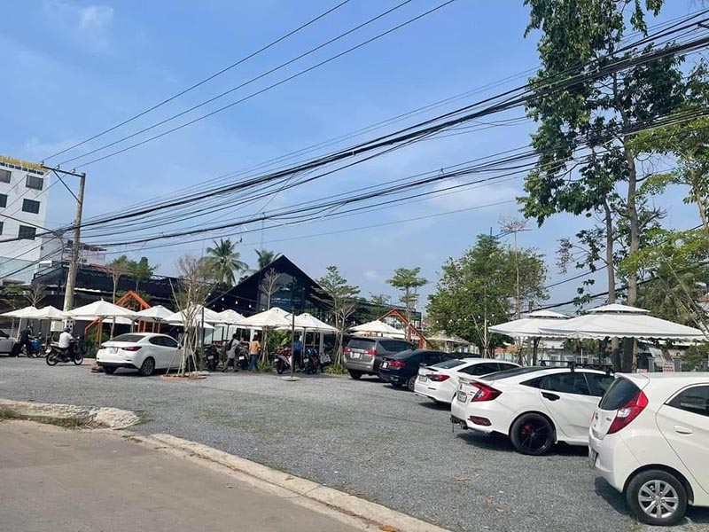 Bãi đỗ xe rộng rãi tại quán Jeju Coffee Vietnam