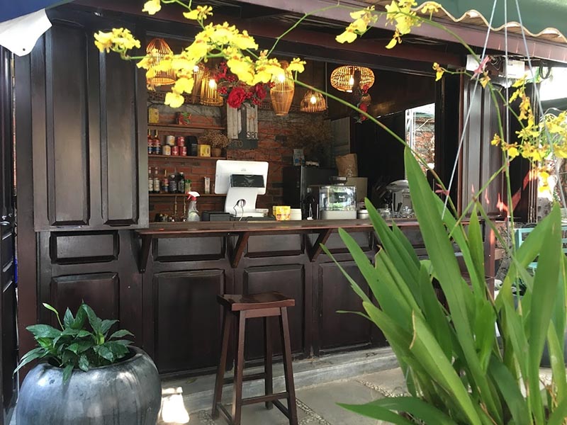 Quầy phục vụ tại quán cà phê An Nhiên được thiết kế như một quầy bar nhỏ
