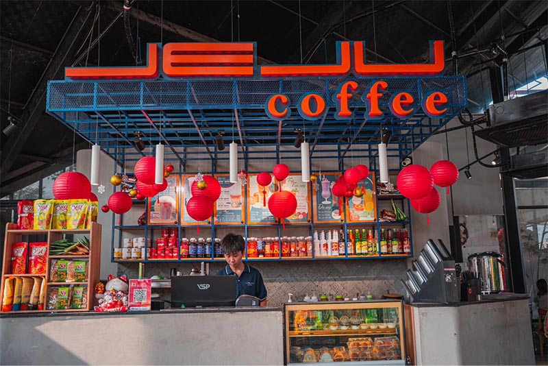 Quầy phục vụ của quán Jeju Coffee được đặt ngay ở trung tâm