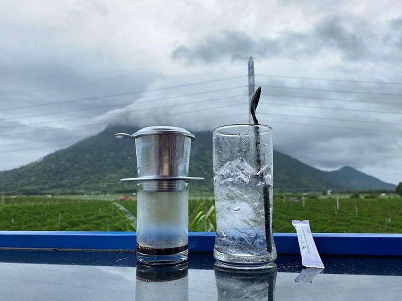 Khi ngồi tại quán Coffee Na Suối Đá Tây Ninh, khách hàng có thể ngắm nhìn ngọn núi Bà Đen sừng sững trước mắt