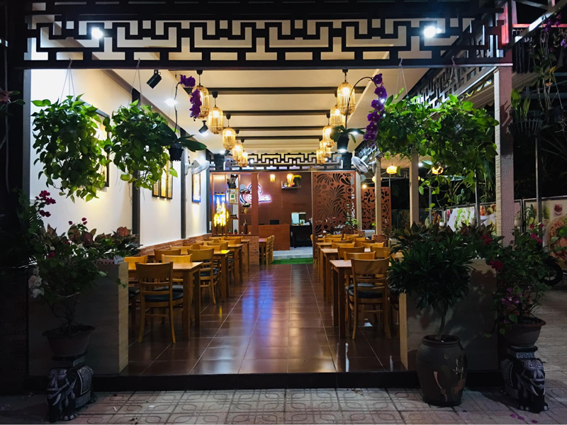 Không gian quán ẩm thực chay Long Hoa mang đến cảm giác ấm cúng