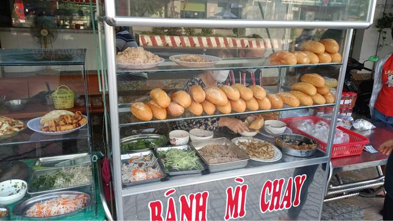 Quán cơm chay Lan Hương Trảng Bàng là một quán ăn bình dân theo mô hình gia đình nên không gian khá nhỏ