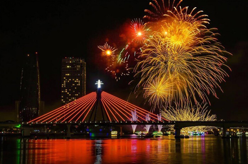 Du khách có thể ngắm nhìn toàn cảnh lễ hội pháo hoa quốc tế Đà Nẵng tại cầu Sông Hàn