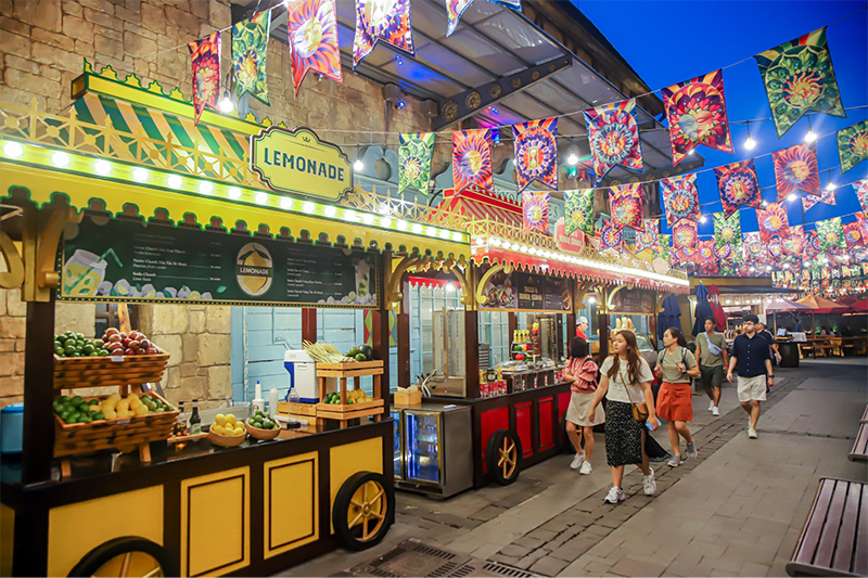Những xe hàng đầy màu sắc bán ẩm thực đường phố trên đỉnh Bà Nà