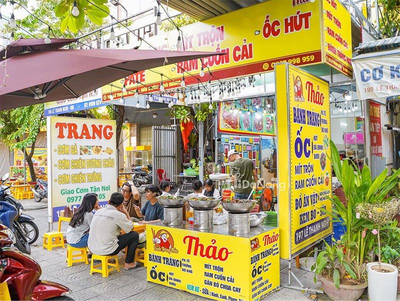 Bánh tráng Thảo sở hữu một quầy nhỏ gần lề đường nên bạn có thể dễ dàng tìm kiếm